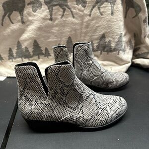 True Craft Monochrome White & Black Snake Print Ankle Boots - women’s 9.5